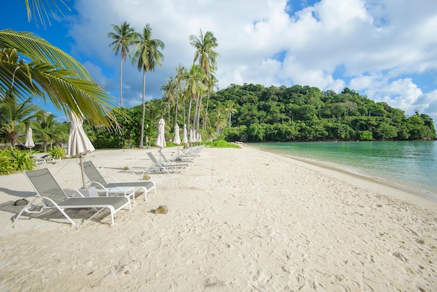 Prachtig uitzicht landschap van ligstoelen op tropisch strand