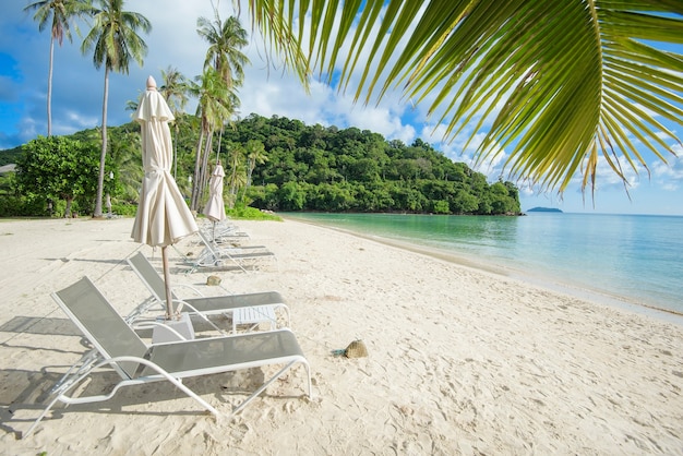 Prachtig uitzicht landschap van lounge stoelen op tropisch strand, de smaragdgroene zee en wit zand tegen blauwe hemel, Maya bay in phi phi island, Thailand