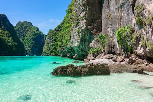 Prachtig uitzicht landschap van tropisch strand, smaragdgroene zee en wit zand tegen blauwe hemel, maya baai in phi phi eiland, thailand