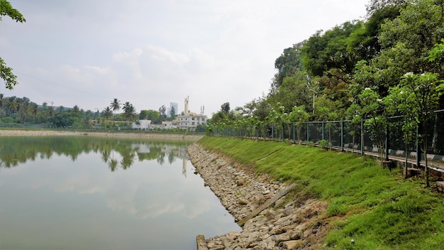 Prachtig uitzicht op BBMP Kalena Agrahara Lake Verspreid over zeven hectare met zoetwater dik groen meer