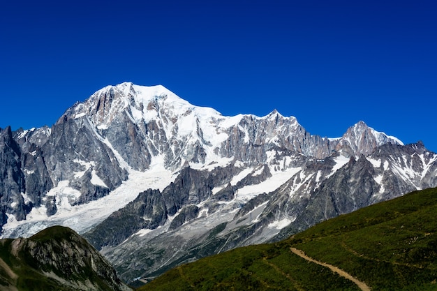 Prachtig uitzicht op besneeuwde bergtoppen van de mont blanc in italië