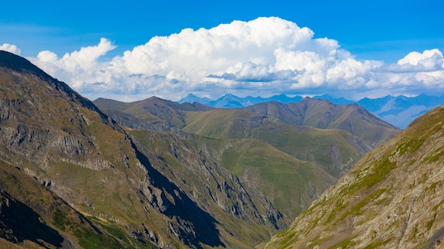 Prachtig uitzicht op de Abano-kloof in Tusheti, gevaarlijke bergweg in Georgië en Europa. Landschap