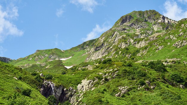 Prachtig uitzicht op de achisho-berg en de kleine waterval, zomer in sochi, rusland