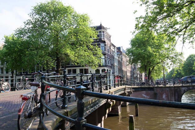 Prachtig uitzicht op de Amsterdamse grachten met brug en typisch Nederlandse huizen Holland