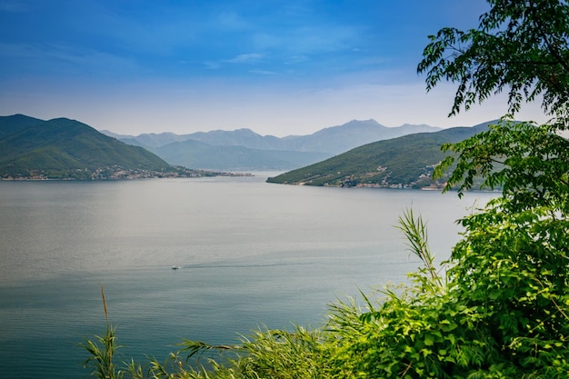 Prachtig uitzicht op de baai van Kotor, ook wel bekend als de Boka