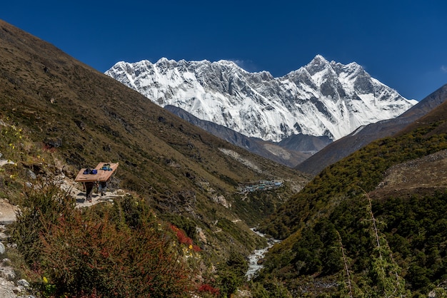 prachtig uitzicht op de berg Ama Dablam met prachtige lucht op weg naar Everest basiskamp, Khu