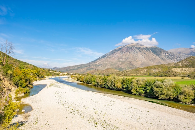 Prachtig uitzicht op de berg rivier in de zomer