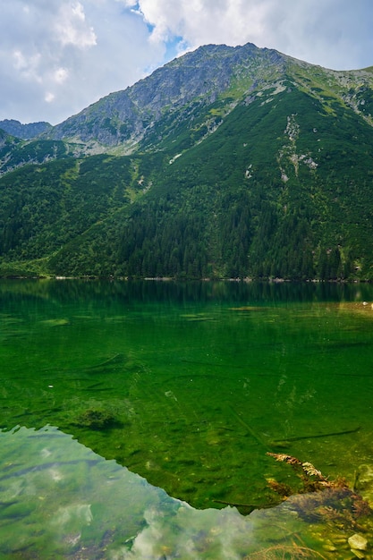 Prachtig uitzicht op de bergen in de buurt van een prachtig meer op zomerdag Tatra National Park in Polen Panoramisch uitzicht op Morskie Oko of Sea Eye meer in de vallei van de vijf meren