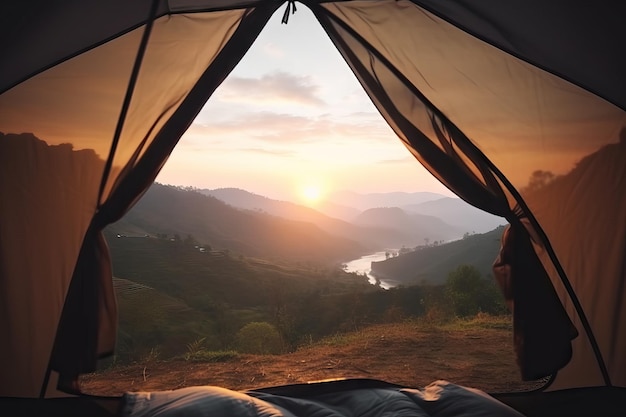 Prachtig uitzicht op de bergen in zonsondergang tijd op camping vakantie dacht tent onscherpe bokeh