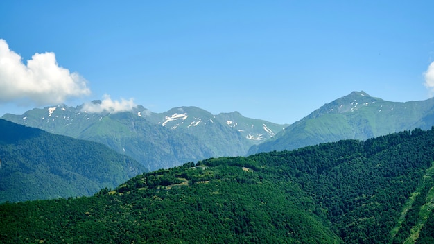 Prachtig uitzicht op de bergen met grote wolken in Sochi. Krasnaja Polyana.