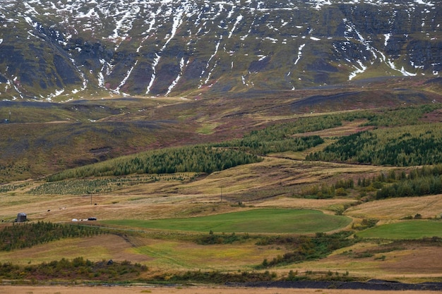 Prachtig uitzicht op de bergen tijdens autoreis in IJsland Spectaculair IJslands landschap met schilderachtige natuur bergen velden wolken rotsen