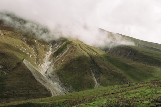 Prachtig uitzicht op de bergen van de Kaukasus langs de Georgische militaire weg