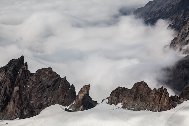 Prachtig uitzicht op de bergen vanaf de top boven de wolken