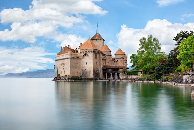 Prachtig uitzicht op de beroemde Chateau de Chillon aan het meer van Genève, Zwitserland