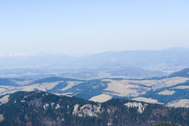 Prachtig uitzicht op de besneeuwde bergen met blauwe lucht, tijdens zonnige dag in het voorjaar. West Tatra.