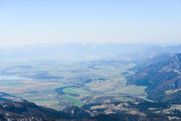 Prachtig uitzicht op de besneeuwde bergen met blauwe lucht, tijdens zonnige dag in het voorjaar. West Tatra.