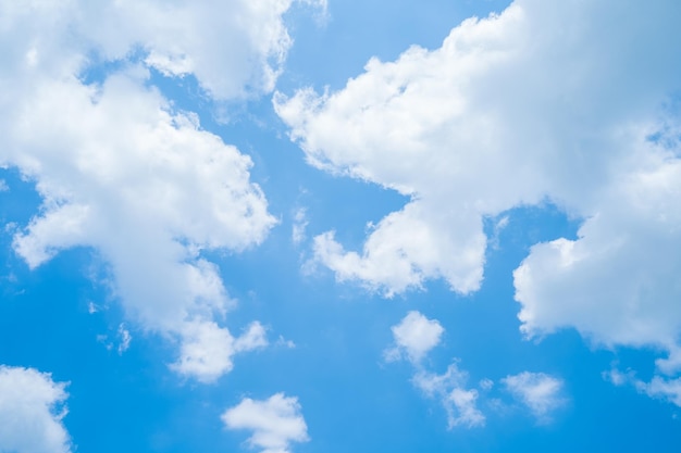 Prachtig uitzicht op de blauwe lucht met wolken bij zonsopgang Gedeeltelijk bewolkt Achtergrond wolk zomer Wolk zomer Hemel wolk helder met zonsondergang Natuurlijke lucht filmische mooie gele en witte textuur achtergrond