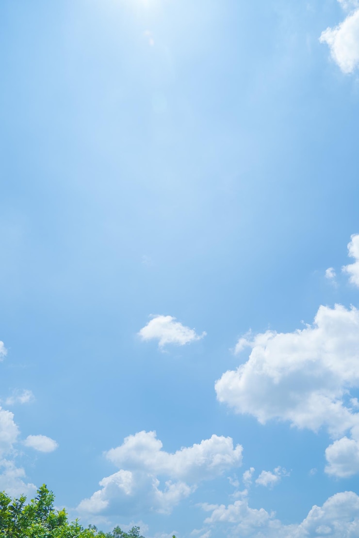 Prachtig uitzicht op de blauwe lucht met wolken bij zonsopgang Gedeeltelijk bewolkt Achtergrond wolk zomer Wolk zomer Hemel wolk helder met zonsondergang Natuurlijke lucht filmische mooie gele en witte textuur achtergrond