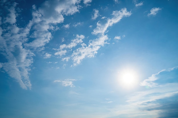 Prachtig uitzicht op de blauwe lucht met wolken bij zonsopgang Gedeeltelijk bewolkt Achtergrond wolk zomer Wolk zomer Hemel wolk helder met zonsondergang Natuurlijke lucht filmische mooie gele en witte textuur achtergrond