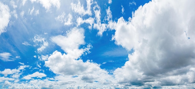 Prachtig uitzicht op de blauwe lucht met wolken bij zonsopgang Gedeeltelijk bewolkt Achtergrond wolk zomer Wolk zomer Hemel wolk helder met zonsondergang Natuurlijke lucht filmische mooie gele en witte textuur achtergrond