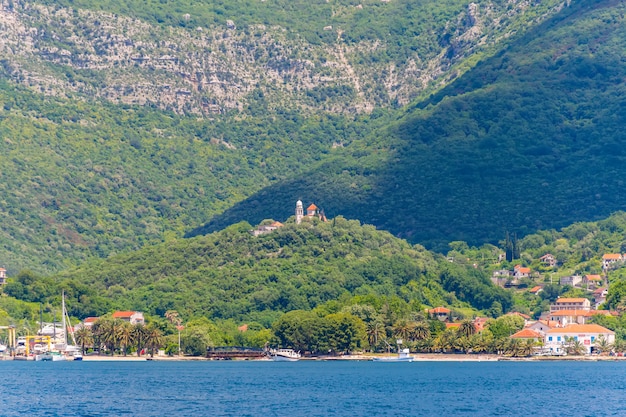 Prachtig uitzicht op de Boka-Kotorska-baai