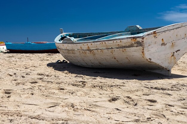 Prachtig uitzicht op de boot in de baai van de Middellandse Zee bij eb op het strand op het eiland Djerba, Tunesië
