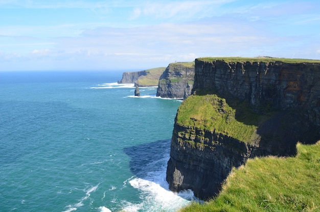 Prachtig uitzicht op de Cliffs of Moher en de baai van Galway in Ierland