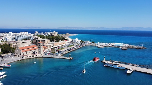 Prachtig uitzicht op de Colossus van Rhodos, Griekenland, tijdens een zonnige dag