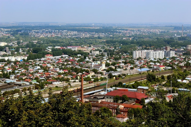 Prachtig uitzicht op de daken in de stad Lvov vanuit vogelperspectief