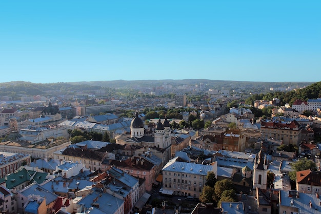 Prachtig uitzicht op de daken in de stad Lvov