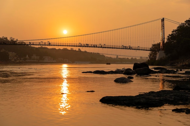 Prachtig uitzicht op de dijk en de brug van de Ganges bij zonsondergang Rishikesh India