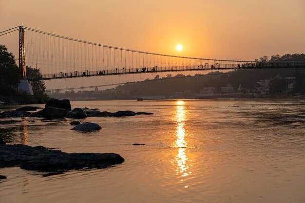 Prachtig uitzicht op de dijk en de brug van de Ganges bij zonsondergang Rishikesh India