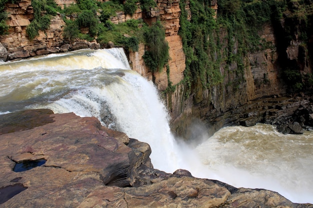 Prachtig uitzicht op de Gokak Falls Ghataprabha rivier