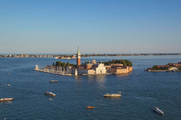 Prachtig uitzicht op de gondels en de kathedraal van San Giorgio Maggiore, op een eiland in de Veneti