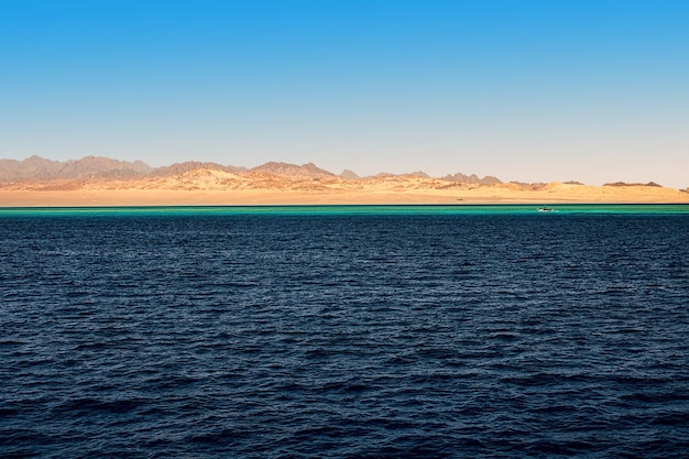 Prachtig uitzicht op de gouden bergkust vanaf de azuurblauwe zee rode zee egypte