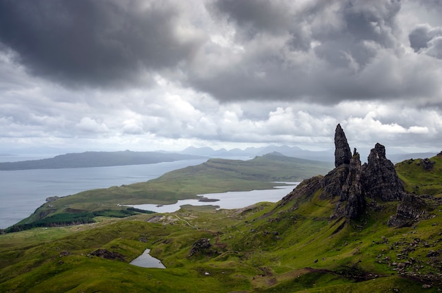 prachtig uitzicht op de groene heuvels Oude man van Storr met zijn meren en zee. Skye Island. Schotland