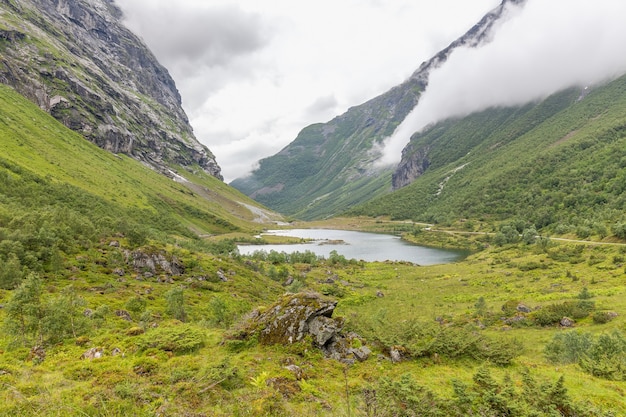 Prachtig uitzicht op de groene vallei en het meer in de bergen van Noorwegen