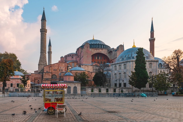 Prachtig uitzicht op de Hagia Sophia in Istanbul, Turkije met simit-kar op een leeg plein op zonsopgang. Reisbestemming