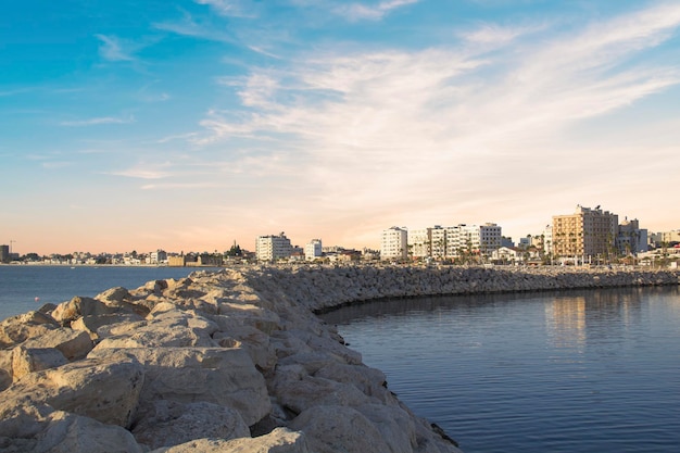 Prachtig uitzicht op de hoofdstraat van Larnaca en het strand van Phinikoudes op Cyprus