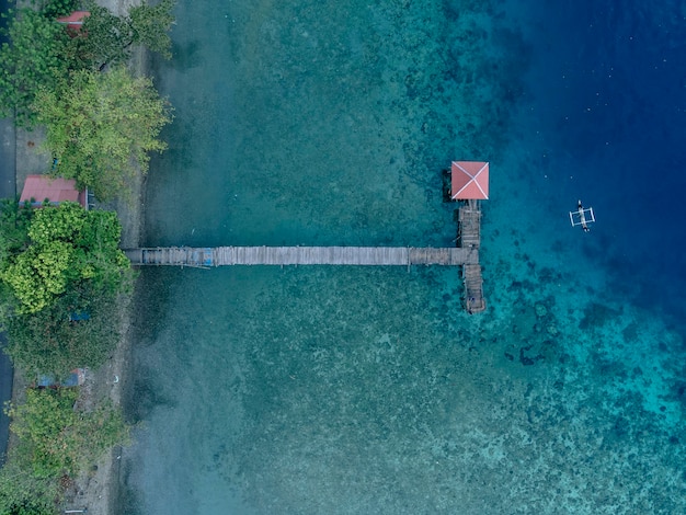 Foto prachtig uitzicht op de houten brug over het strand.