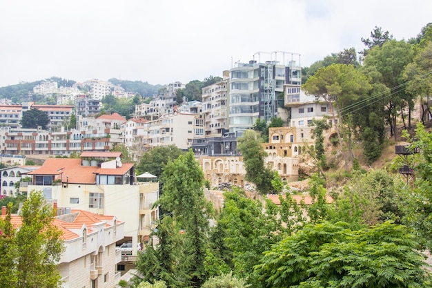 Prachtig uitzicht op de kabelbaan in de badplaats Jounieh vanaf de berg Harisa, Libanon