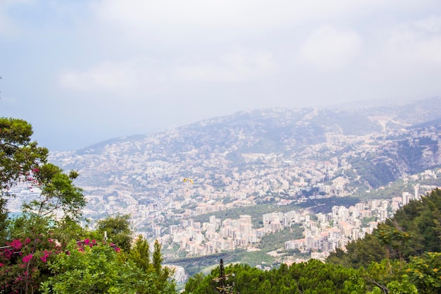 Prachtig uitzicht op de kabelbaan in de badplaats Jounieh vanaf de berg Harisa, Libanon