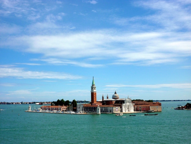 Foto prachtig uitzicht op de kathedraal van san giorgio maggiore, op een eiland in de venetiaanse lagune, venetië, italië.