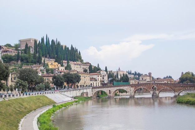 Prachtig uitzicht op de kerk van San Giorgio aan de rivier de Adige in Verona, Italië