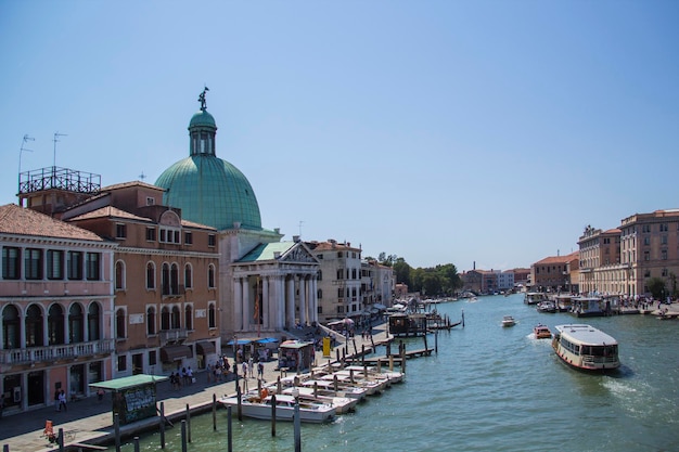 Prachtig uitzicht op de kerk van San Simeone Piccolo tegen het station Santa Lucia in Venetië It