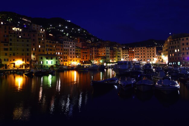 prachtig uitzicht op de kleine haven in Camogli, lichten en kleuren worden weerspiegeld in de zee en creëren een