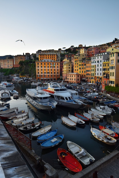 prachtig uitzicht op de kleine haven in Camogli met zijn kleurrijke huizen met uitzicht op de zee