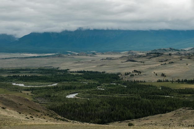 Prachtig uitzicht op de Kurai-pas in de Altai-republiek