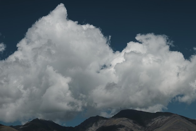 Prachtig uitzicht op de Kurai-pas in de Altai-republiek