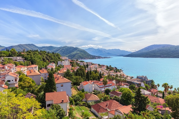 Prachtig uitzicht op de kustlijn van Herceg Novi in Montenegro.